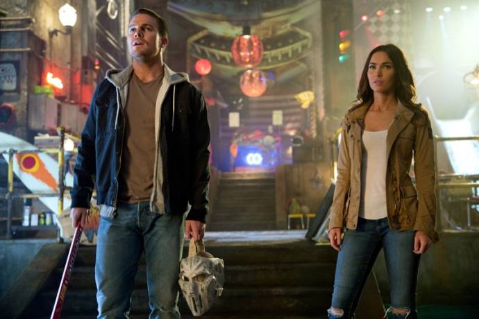 Stephen Amell (Casey Jones) en Megan Fox (April O'Neil)