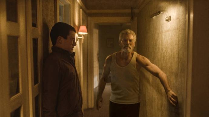 Dylan Minnette (Alex) en Stephen Lang (The Blind Man) in Don't Breathe