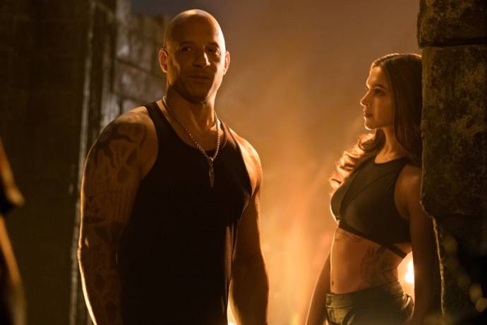 Vin Diesel (Xander Cage) en Deepika Padukone (Serena Unger) in xXx: Return of Xander Cage