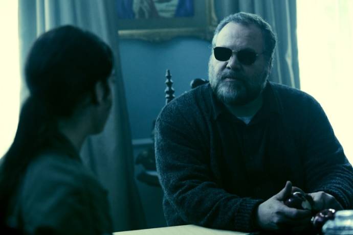 Matilda Anna Ingrid Lutz (Julia (as Matilda Lutz)) en Vincent D'Onofrio (Burke) in Rings