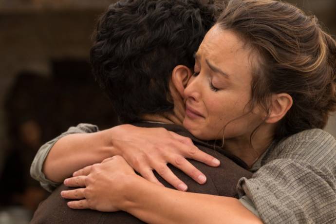 Oscar Isaac (Mikael Pogosian) en Charlotte Lebon (Ana)