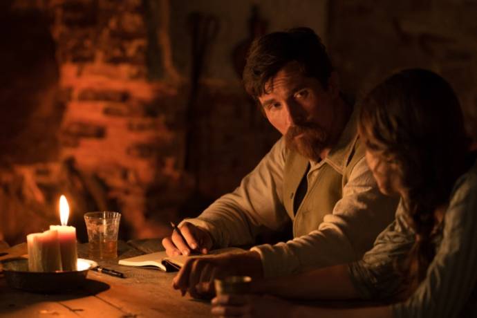 Christian Bale (Chris Myers) en Charlotte Lebon (Ana)