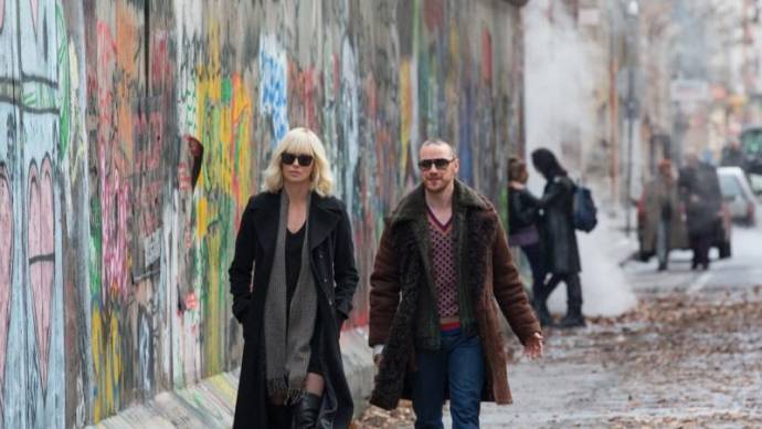 Charlize Theron (Lorraine Broughton) en James McAvoy (David Percival)