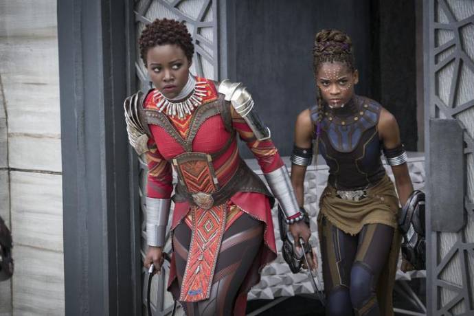 Lupita Nyong'o (Nakia) en Letitia Wright (Shuri) in Black Panther 3D