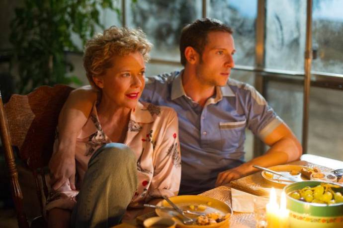 Annette Bening (Gloria Grahame) en Jamie Bell (I) (Peter Turner)