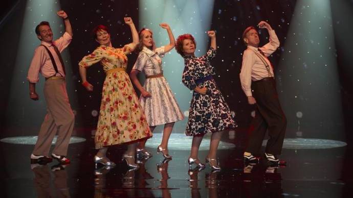 David Hayman (Ted), Celia Imrie (Bif), Joanna Lumley (Jackie), Imelda Staunton (Sandra) en Timothy Spall (Charlie) in Ladies Night: Finding Your Feet