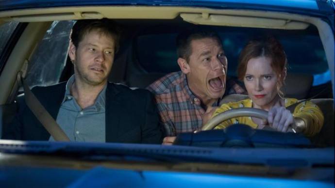 Ike Barinholtz (Hunter), John Cena (Mitchell) en Leslie Mann (Lisa)