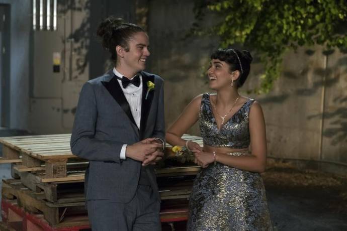 Miles Robbins (Connor) en Geraldine Viswanathan (Kayla)