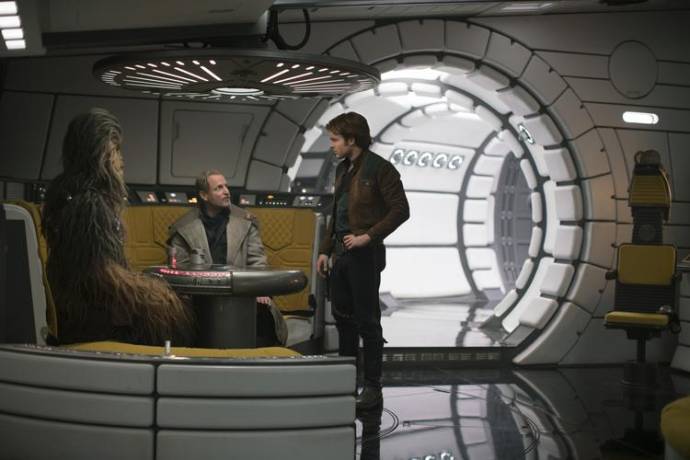 Woody Harrelson (Tobias Beckett) en Alden Ehrenreich (Han Solo) in Solo: A Star Wars Story