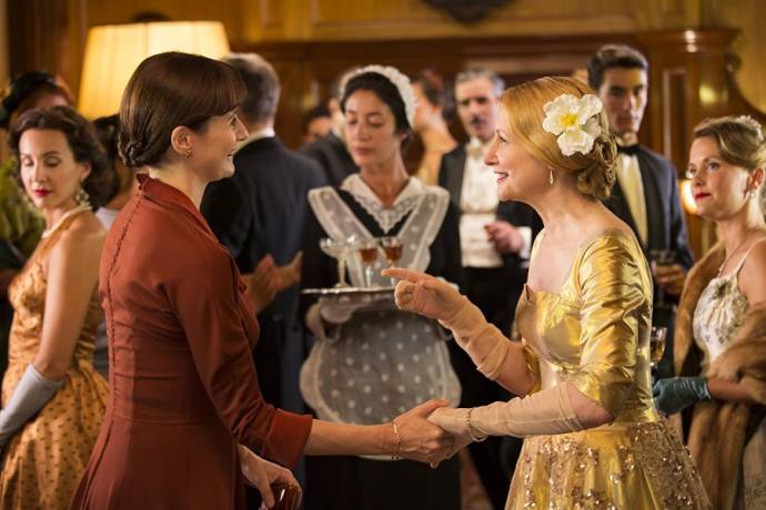 Emily Mortimer (Florence Green) en Patricia Clarkson (Violet Gamart)