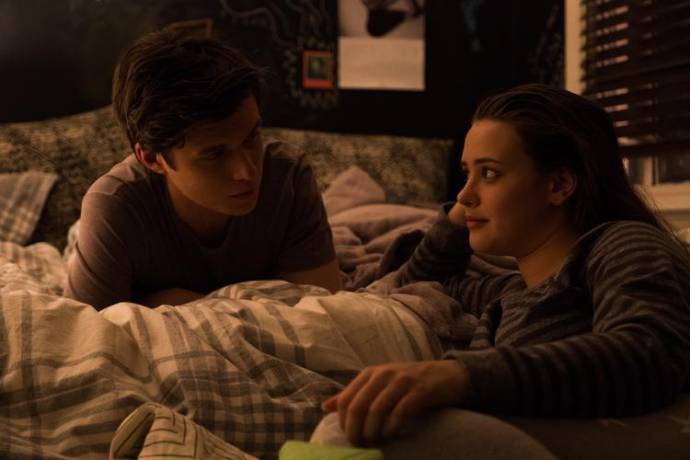 Katherine Langford (Leah Burke) en Nick Robinson (Simon Spier)