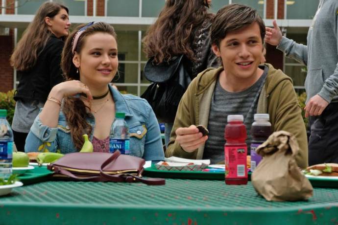 Katherine Langford (Leah Burke) en Nick Robinson (Simon Spier)