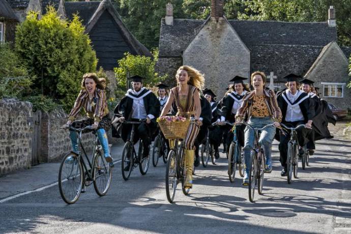 Jessica Keenan Wynn (Young Tanya), Lily James (Young Donna) en Alexa Davies (Young Rosie)