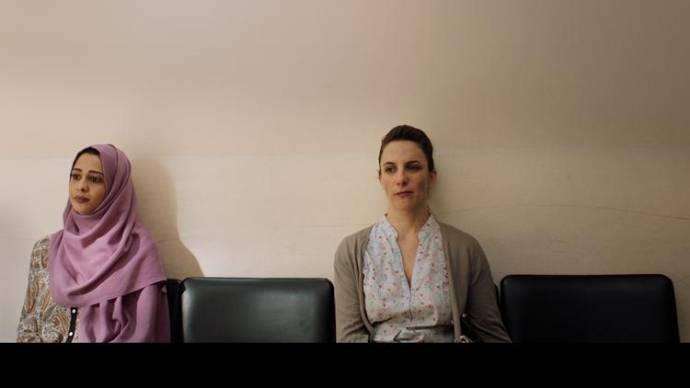 Maisa Abd Elhadi (Bisan) en Sivane Kretchner (Sarah (as Sivan Kerchner)) in The Reports on Sarah and Saleem