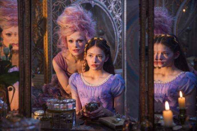 Keira Knightley (Sugar Plum Fairy) en Mackenzie Foy (Clara)