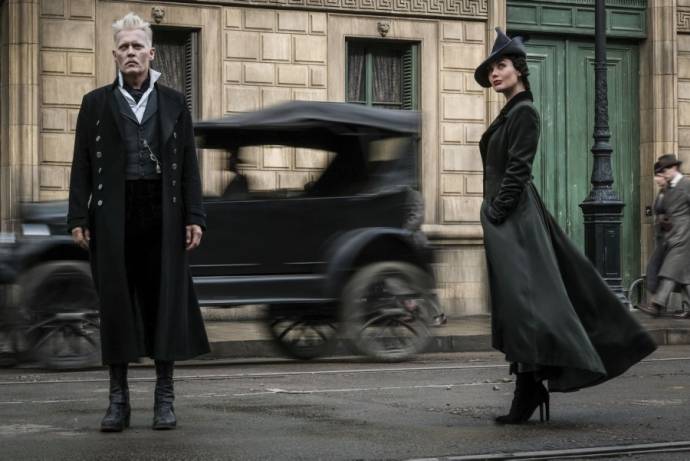 Johnny Depp (Gellert Grindelwald) en Poppy Corby-Tuech (Vinda Rosier) in Fantastic Beasts Marathon 3D