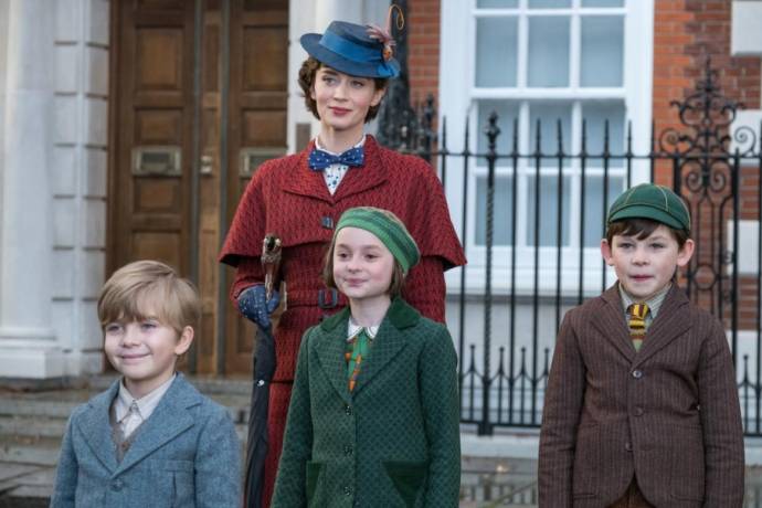 Emily Blunt (Mary Poppins), Joel Dawson (Georgie Banks), Pixie Davies (Anabel Banks) en Nathanael Saleh (John Banks) in Mary Poppins Returns 3D