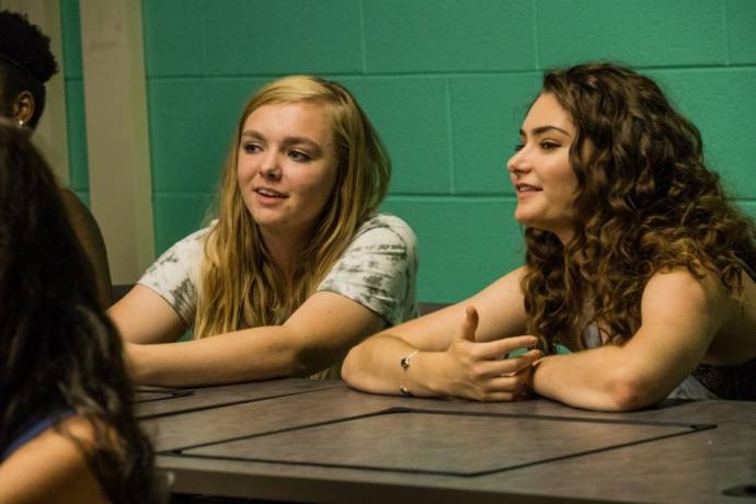 Elsie Fisher (Kayla Day) en Emily Robinson (Olivia) in Eighth Grade