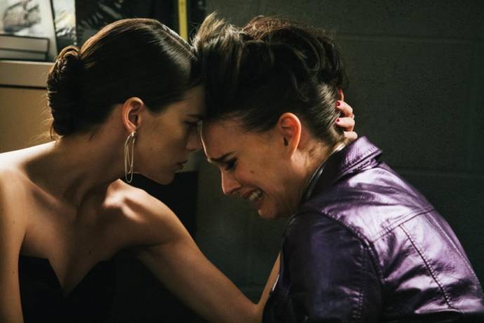 Stacy Martin (Eleanor) en Natalie Portman (Celeste) in Vox Lux