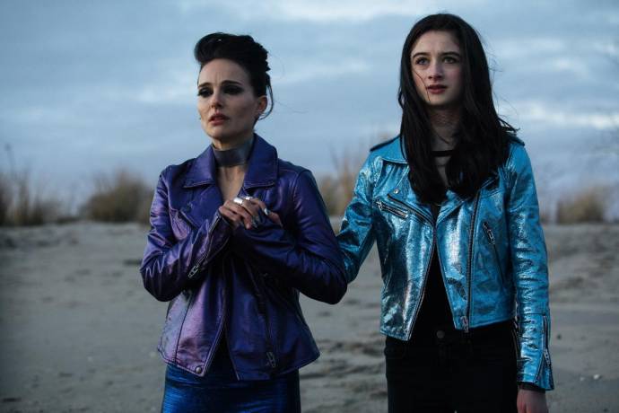 Natalie Portman (Celeste) en Raffey Cassidy (Young Celeste / Albertine) in Vox Lux