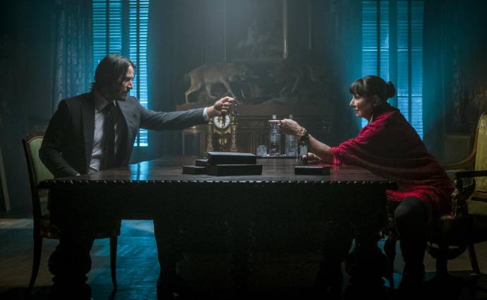 Keanu Reeves (John Wick) en Anjelica Huston (The Director) in John Wick 3: Parabellum