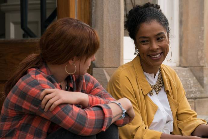 Jessie Buckley (Rose-Lynn Harlan) en Sophie Okonedo (Susannah)