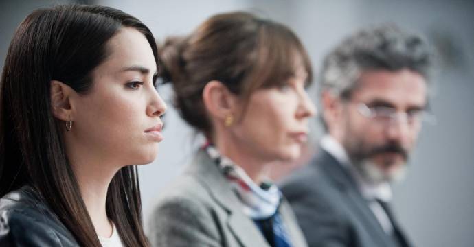 Lali Espósito (Dolores), Inés Estévez (Betina) en Leonardo Sbaraglia (Luis) in Acusada