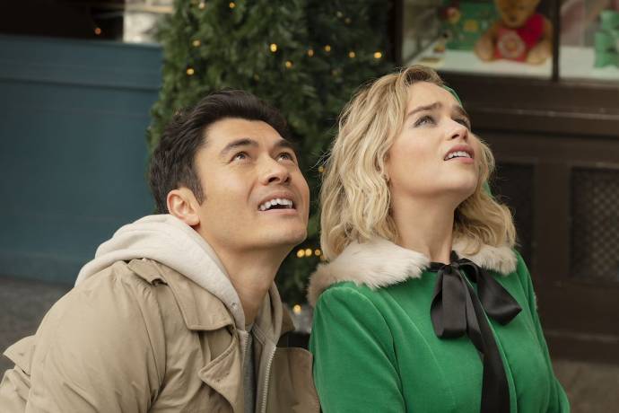 Henry Golding (Tom) en Emilia Clarke (Kate) in Ladies Night: Last Christmas