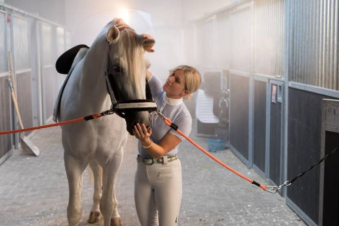 Britt Dekker in Whitestar