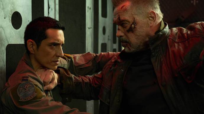 Gabriel Luna (Terminator) en Arnold Schwarzenegger (The Terminator)