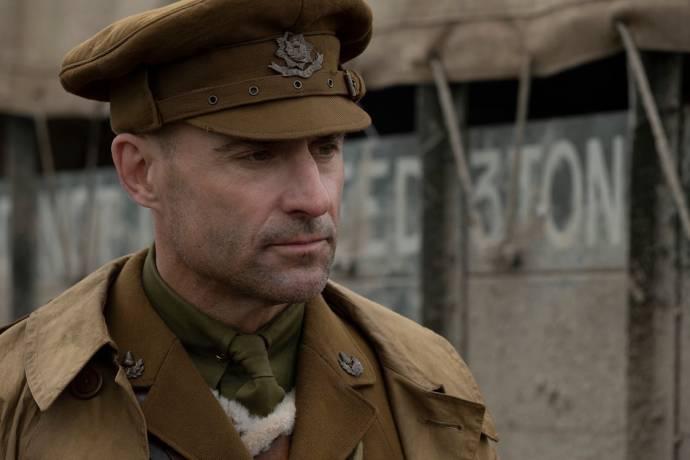 Mark Strong (Captain Smith)