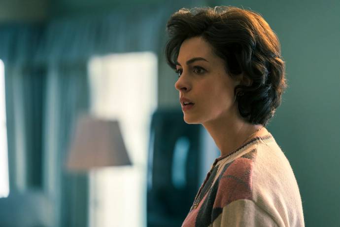 Anne Hathaway (Sarah Bilott) in Dark Waters