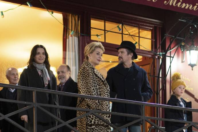 Juliette Binoche (Lumir), Catherine Deneuve (Fabienne Dangeville) en Ethan Hawke (Hank) in La Vérité (The Truth)