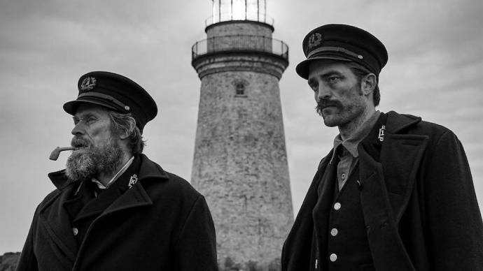 Willem Dafoe (Thomas Wake) en Robert Pattinson (Ephraim Winslow) in The Lighthouse