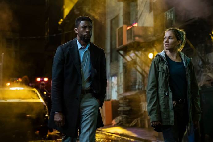 Chadwick Boseman (Andre Davis) en Sienna Miller in 21 Bridges