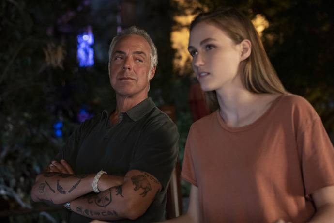 Titus Welliver en Madison Lintz
