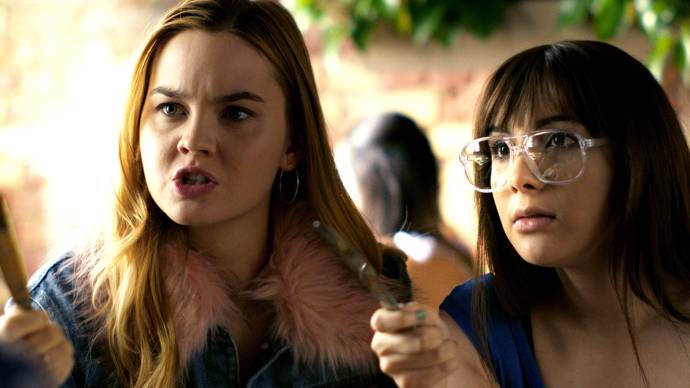 Liana Liberato (Clara) en Hannah Marks (April)