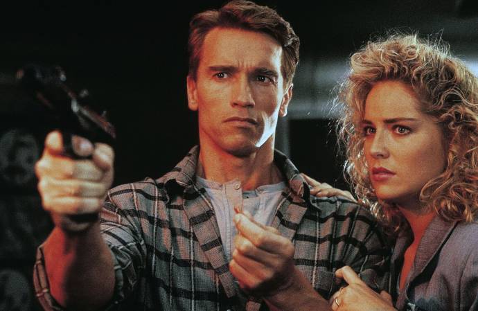 Arnold Schwarzenegger (Douglas Quaid/Hauser) en Sharon Stone (Lori)
