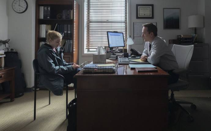 Julia Garner (Jane) en Matthew Macfadyen (Wilcock) in The Assistant