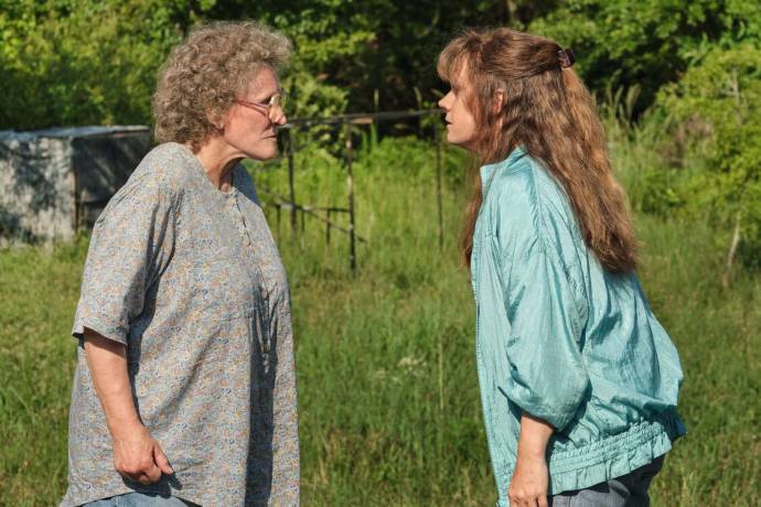 Glenn Close (Mamaw) en Amy Adams (Bev)