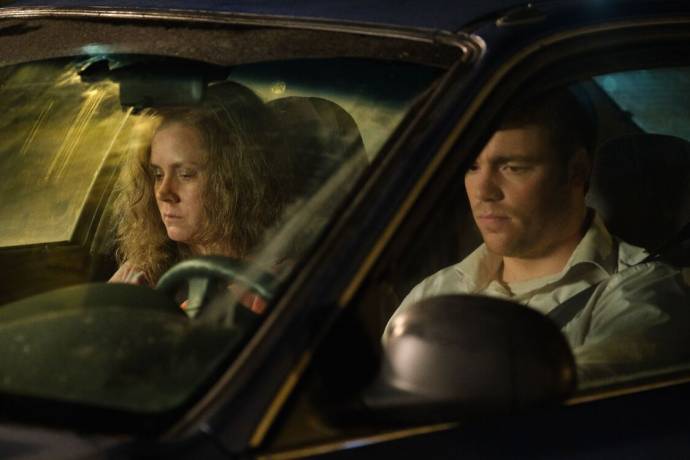 Amy Adams (Bev) en Gabriel Basso (J.D. Vance)