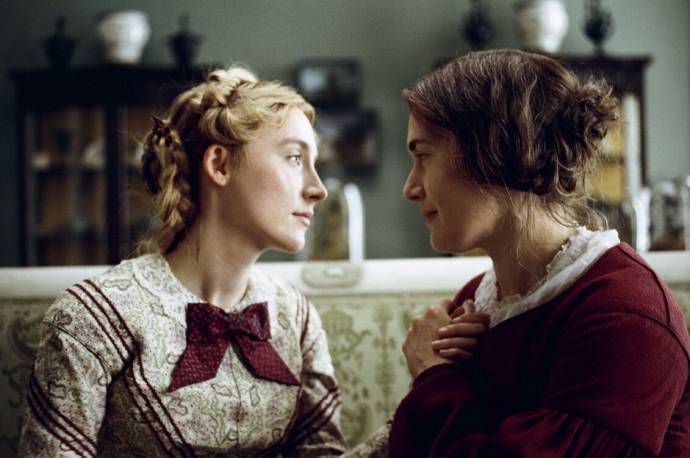 Saoirse Ronan (Charlotte Murchison) en Kate Winslet (Mary Anning) in Ammonite