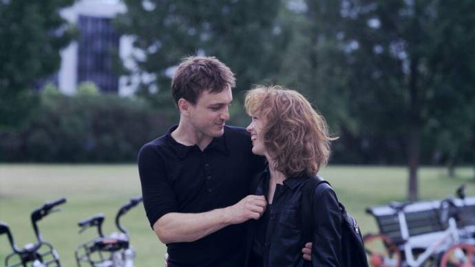 Franz Rogowski (Christoph) en Paula Beer (Undine Wibeau) in Undine