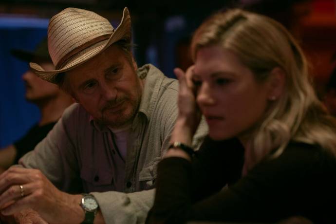 Liam Neeson (Jim) en Katheryn Winnick (Sarah) in The Marksman