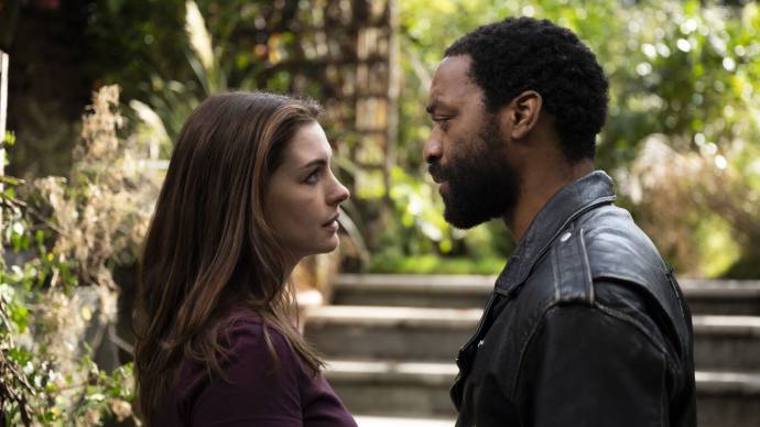 Anne Hathaway (Linda) en Chiwetel Ejiofor (Paxton)