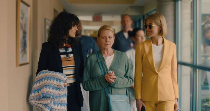 Ava Gaudet (Berkshire Oaks Head Nurse), Dianne Wiest (Jennifer Peterson) en Rosamund Pike (Marla Grayson)