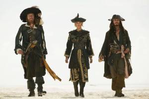 Orlando Bloom (Will Turner), Keira Knightley (Elizabeth Swann) en Geoffrey Rush (Barbossa)