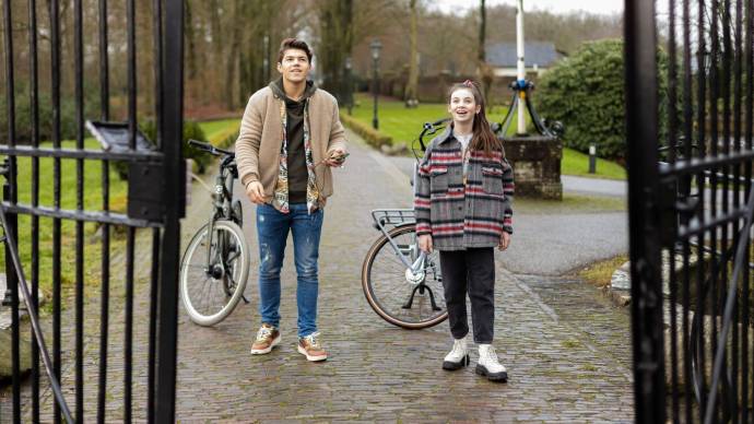 Vincent Visser (Daan) en Bibi (Indy) in Girls Night: De Nog Grotere Slijmfilm