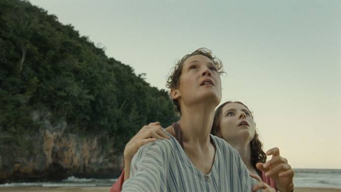 Vicky Krieps en Thomasin McKenzie