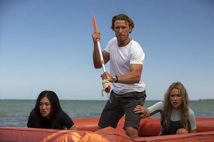 Kimie Tsukakoshi (Michelle), Aaron Jakubenko (Charlie) en Katrina Bowden (Kaz) in Great White